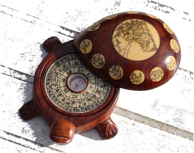 tortue boussole fengshui en bois exotique avec les signes du zodiaque chinois sur le dos